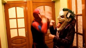 Джокер против Человека паука Полуцей для Эльзы Холодное Сердце против Харли Квинн.