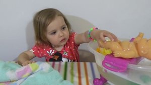 Купаем куклу пупсика в ванночке играем Bath time doll in the bath