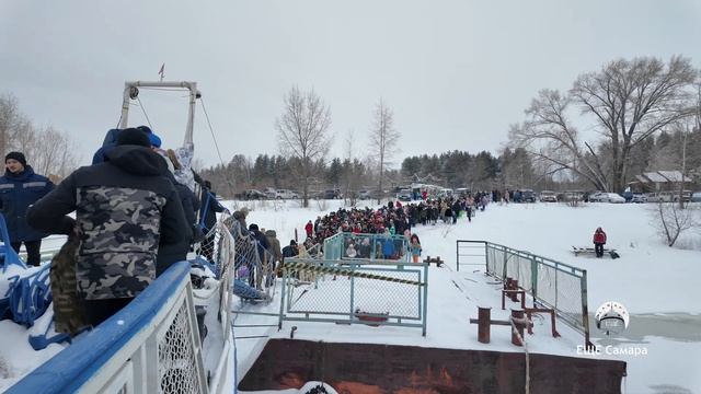 На теплоходе по замерзшей реке — сотни людей переправляются за Волгу в январе. смотреть онлайн
