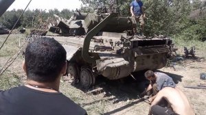 Снятие коробки передач танка Т-64. Соблюдаем технику безопасности!