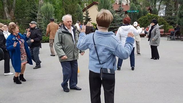 Тайная встреча сладкая!!!Танцы в парке Горького,Харьков. смотреть онлайн