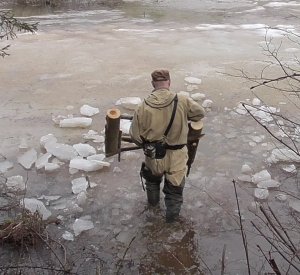 Делаю небольшой мостик для  рыбалки на карасика.