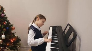 Полина играет на фортепиано произведения из музшколы