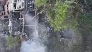 Кадры с фронта: российский боец сбивает FPV-дрон головой