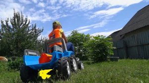 ТРАКТОР ЭКСКАВАТОР сломался отвалилось колесо.  Ксюша помогает починить сломанный трактор