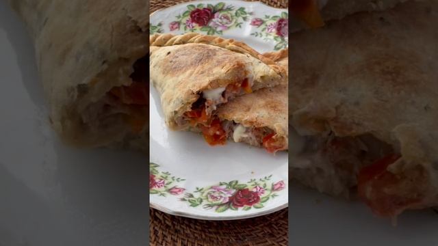 Закрытая пицца ? с тунцом,  ? томатами, маслинами и сыром ??