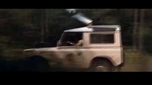 ЭЙС СОКРАЩАЕТ ДОРОГУ ЧЕРЕЗ ДЖУНГЛИ / ОТРЫВОК ИЗ ФИЛЬМА / ЭЙС ВЕНТУРА 2:Когда зовет природа [HD]