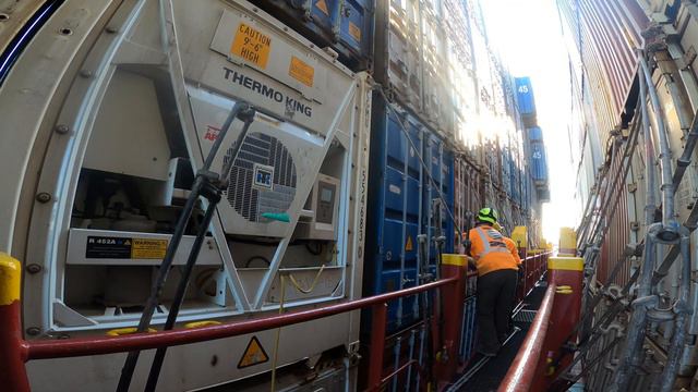 Lashing Container Ships - APL CHONGQING -External(crisscross/knuckle) lashing - Longshore work