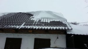 Снег падает с крыши