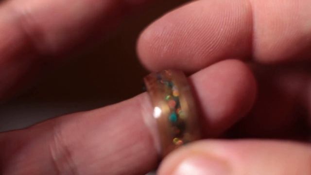 Кольцо из эпоксидной смолы, американского ореха и опалов смотреть онлайн