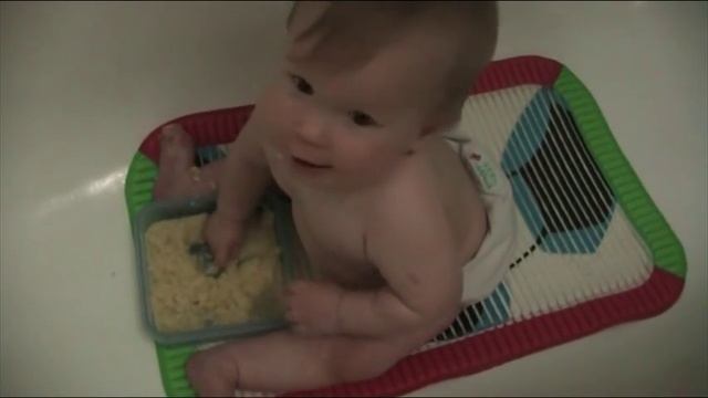 Как организовать вкусную игру с кашей для грудничка ))) смотреть онлайн