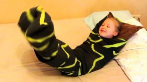 Вика в коконе. Интересный способ положить спать ребенка )))