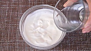Куриная грудка с чесноком в сметанном соусе