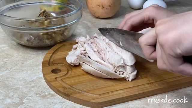 Салат с курицей, грибами, кукурузой и гранатом в форме сердца ♥️ смотреть онлайн