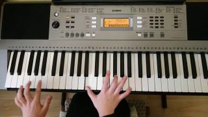 Девочка на синтезаторе играет.