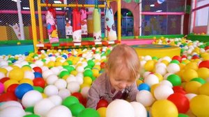 Дети играют на детской площадке