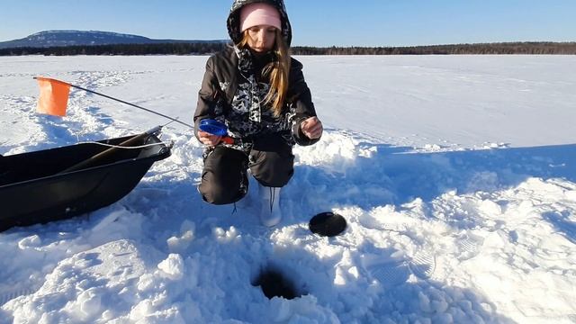 ЛОВЛЮ ЩУКУ НА ЖЕРЛИЦЫ. Рыбалка на озере Зюраткуль. Ловлю окуня. смотреть онлайн