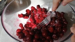 Порционный десерт в стакане. Трайфл из бисквита с йогуртом и вишней.