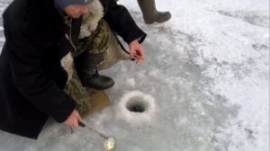 Прикол на зимней рыбалке    (720p).mp4