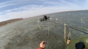 Экстремальная рыбалка на карася по самому последнему льду
