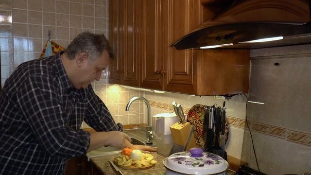 Уха из голов лосося и хребтов от дяди Сергея смотреть онлайн