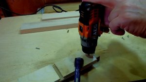 Удаляю сломанный саморез под петлей- и закручиваю новый