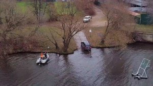 Как подходить к необорудованному берегу на катере.