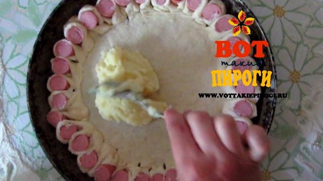 Красивый дрожжевой пирог с сосисками и картофелем