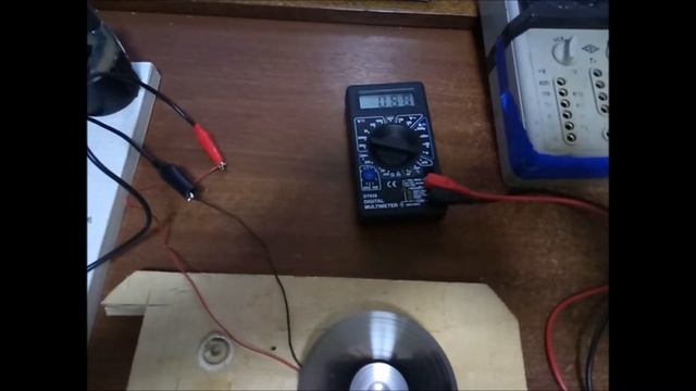 Вращение алюминиевого диска, замеры напряжения и тока смотреть онлайн