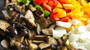 Баклажаны, тушеные с овощами на сковороде