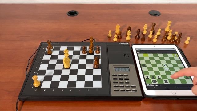 Saitek Mephisto Master Chess (2400 USCF) vs. Danny Rensch Bot -- Gadgetify смотреть онлайн