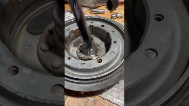 Bad flywheel vs good flywheel. 19mm wrench #vespascooter #scooter #vintagemotorcycle смотреть онлайн