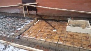 Плитный фундамент под пристрой к дому. Сооружение усложняется монолитным погребом