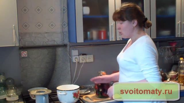 Консервированные помидоры в банках