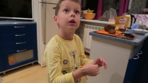 VLOG: Клим мечтает купить сережки бабушке / Вова плавает в ванной