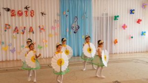 Девочки танцуют интересный Танец "Ромашки"/Танцы в детском саду