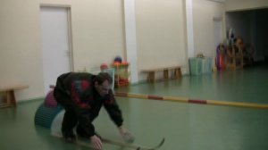 Преодолеваем препятствие на лыжах (переступаем или подлезаем)