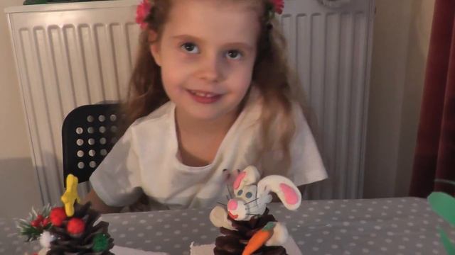 Поделки из шишек.Crafts from cones.Χειροτεχνία από κώνοι смотреть онлайн