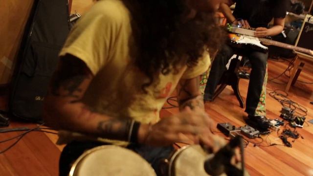 Ema Stoned + Makoto Kawabata (JP) + Douglas Leal (Yantra/Deaf Kids) durante a gravação de Phenomena смотреть онлайн