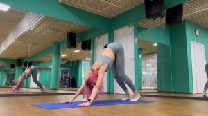 УТРЕННЯЯ ЗАРЯДКА НА КОВРИКЕ