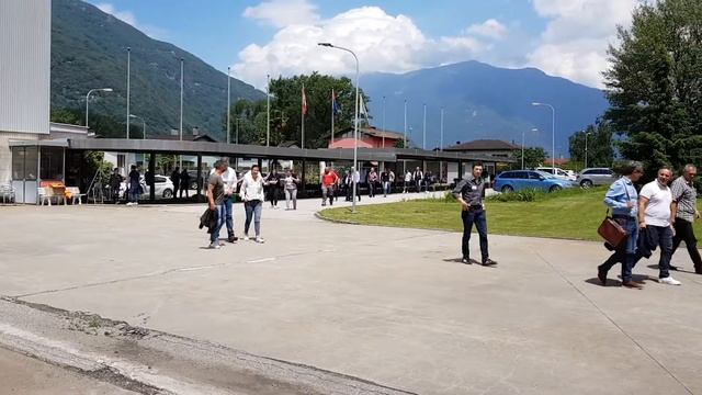 Der Bodenhelden-Anhänger reiste in den Süden zu der Firma Forbo in Giubiasco смотреть онлайн