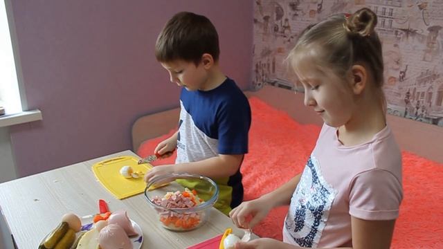 Салат оливье. Дети готовят - папы едят. Рецепт салата оливье.