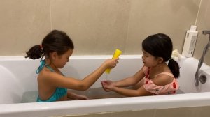 ?Дик и Бота играют в ванне или купаются В МОРЕ ⛱??♀️??♀️?