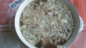 Запеченные куриные голени маринованные в яблочном уксусе с луком