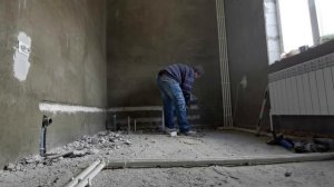 укладываю трубы ХВС ГВС и канализации в штробу