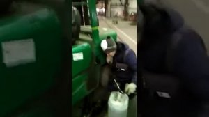 Как залить бензин с канистры в бак..