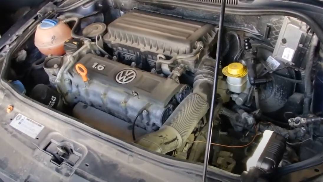 ЗАКУСЫВАЕТ ПЕРЕДАЧИ на фольксваген поло (одна из причин). Замена рабочего цилиндра сцепления. смотреть онлайн