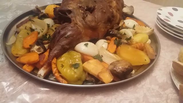 БАРАНЬЯ НОЖКА ЗАПЕЧЕННАЯ В БУХОВКЕ С ОВОЩАМИ.? ГОТОВИМ С ЛЮБОВЬЮ!