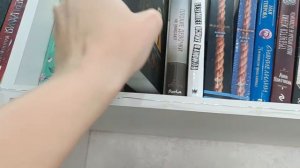 Расстановка книг на книжные стеллажи