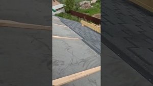 Укладка гибкой черепицы Технониколь аккорд серая на крышу дома.